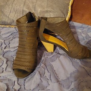 Stylish open toe shoe